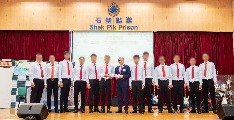 A total of 102 persons in custody in Shek Pik Prison of the Correctional Services Department were presented with scholastic certificates at a ceremony today (October 30) in recognition of their study efforts and academic achievements. Photo shows the Chairman of the Board of Directors of the Po Leung Kuk, Mr Ma Ching-nam (centre), presenting scholastic certificates to persons in custody.
