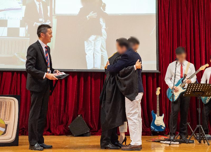 A total of 102 persons in custody in Shek Pik Prison of the Correctional Services Department were presented with scholastic certificates at a ceremony today (October 30) in recognition of their study efforts and academic achievements. Photo shows a person in custody giving a hug to his family members, showing his love and gratitude.