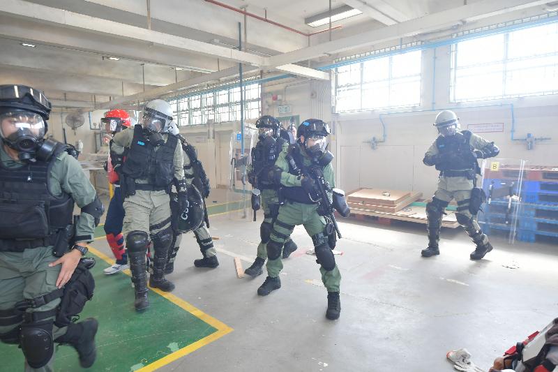 The Correctional Services Department carried out an emergency exercise today (November 6) to test the emergency response of its various units in different scenarios including mass indiscipline of persons in custody and a hostage-taking situation at Pik Uk Prison. Photo shows the Correctional Emergency Response Team and the Regional Response Team controlling the simulated mass indiscipline of persons in custody and hostage-taking incident.