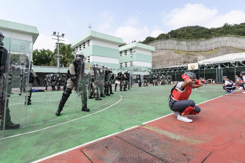 The Correctional Services Department carried out an emergency exercise today (November 6) to test the emergency response of its various units in different scenarios including mass indiscipline of persons in custody and a hostage-taking situation at Pik Uk Prison. Photo shows the Correctional Emergency Response Team successfully controlling the simulated mass indiscipline of persons in custody.