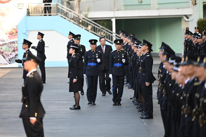 The Correctional Services Department held a passing-out parade at the Staff Training Institute in Stanley today (December 6). Photo shows the President of the Legislative Council, Mr Andrew Leung, inspecting a contingent of graduates.