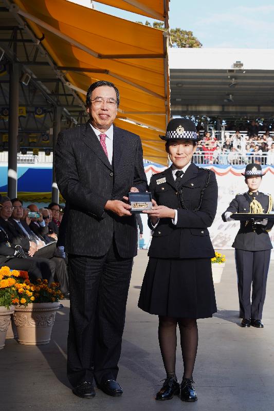 The Correctional Services Department held a passing-out parade at the Staff Training Institute in Stanley today (December 6). Photo shows the President of the Legislative Council, Mr Andrew Leung (left), presenting a Best Recruit Award, the Golden Whistle, to Assistant Officer II Ms Mak Nga-yee.