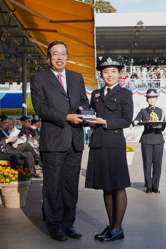 The Correctional Services Department held a passing-out parade at the Staff Training Institute in Stanley today (December 6). Photo shows the President of the Legislative Council, Mr Andrew Leung (left), presenting a Best Recruit Award, the Golden Whistle, to Assistant Officer II Ms Chan Ka-wai.