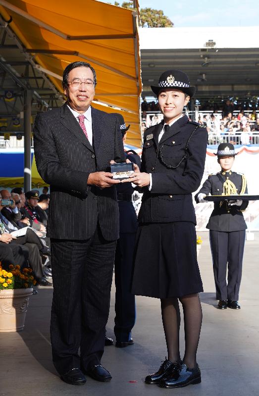 The Correctional Services Department held a passing-out parade at the Staff Training Institute in Stanley today (December 6). Photo shows the President of the Legislative Council, Mr Andrew Leung (left), presenting a Best Recruit Award, the Golden Whistle, to Assistant Officer II Ms Siu Ho-ling.