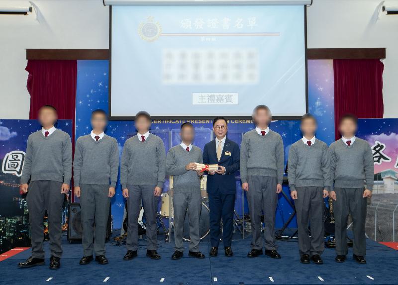 Twenty-five young persons in custody at Pik Uk Correctional Institution of the Correctional Services Department were presented with certificates at a ceremony today (December 18) in recognition of their efforts and academic achievements. Photo shows the officiating guest, the Chairman of the Board of Directors of the Tung Wah Group of Hospitals, Dr Ken Tsoi (fourth right), presenting certificates to young persons in custody.