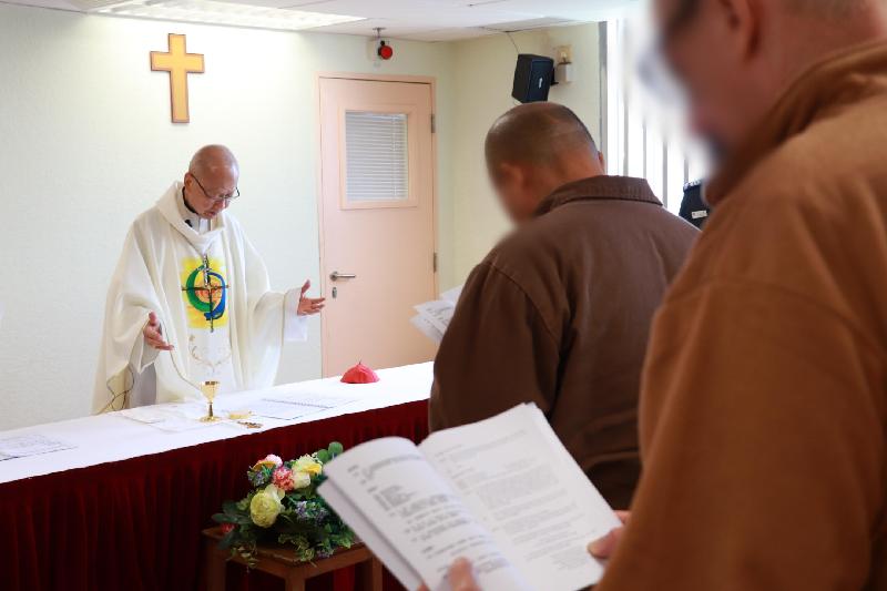 The Correctional Services Department arranged persons in custody to attend Christmas activities today (December 25). Photo shows the Apostolic Administrator of the Catholic Diocese of Hong Kong, Cardinal John Tong, presiding a Christmas Mass and sharing his faith and blessings at Stanley Prison.