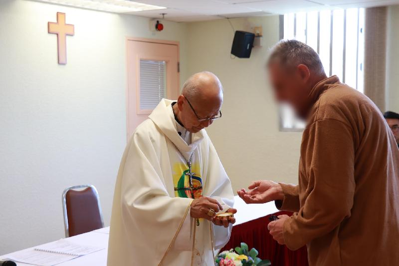 The Correctional Services Department arranged persons in custody to attend Christmas activities today (December 25). Photo shows the Apostolic Administrator of the Catholic Diocese of Hong Kong, Cardinal John Tong, presiding a Christmas Mass and sharing his faith and blessings at Stanley Prison.