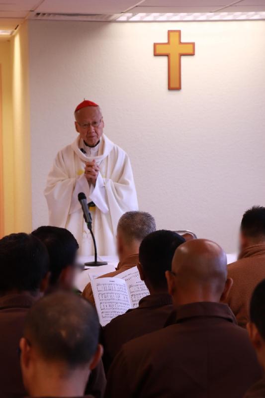 The Correctional Services Department arranged persons in custody to attend Christmas activities today (December 25). Photo shows the Apostolic Administrator of the Catholic Diocese of Hong Kong, Cardinal John Tong, presiding a Christmas Mass and sharing his faith and blessings at Stanley Prison.