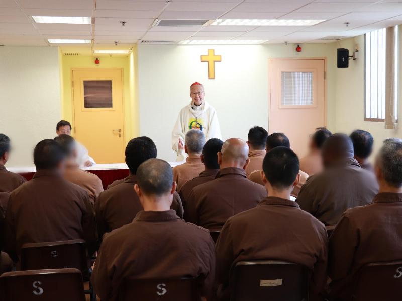 惩教署今日（十二月二十五日）安排在囚人士参与圣诞节活动。图示天主教香港教区宗座署理汤汉枢机在赤柱监狱主持圣诞弥撒，并为出席的在囚人士分享信仰哲理及送上祝福。