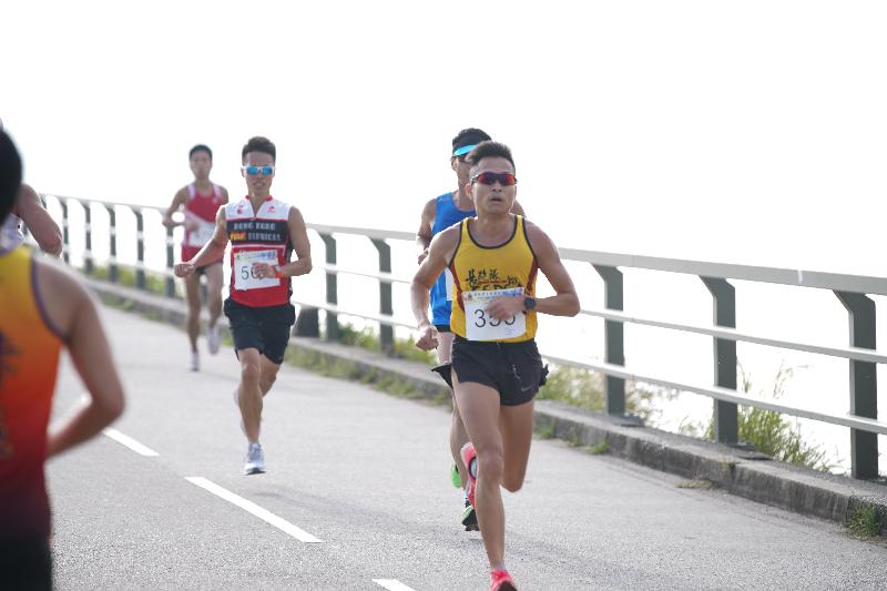 The Correctional Services Department held the 10km Distance Run at the Plover Cove Reservoir's main dam in Tai Po today (January 11). Photo shows athletes competing in the race.