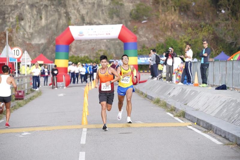 The Correctional Services Department held the 10km Distance Run at the Plover Cove Reservoir's main dam in Tai Po today (January 11). Photo shows athletes competing in the race.