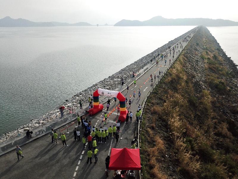 The Correctional Services Department held the 10km Distance Run at the Plover Cove Reservoir's main dam in Tai Po today (January 11). Photo shows athletes competing in the race.