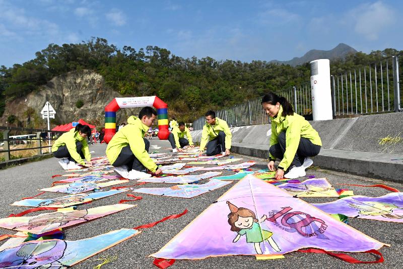 The Correctional Services Department (CSD) held the 10km Distance Run at the Plover Cove Reservoir's main dam in Tai Po today (January 11). Photo shows correctional staff preparing to fly kites painted by correctional officers, new recruits and rehabilitation pioneer leaders to celebrate the 100th anniversary of the establishment of the CSD.