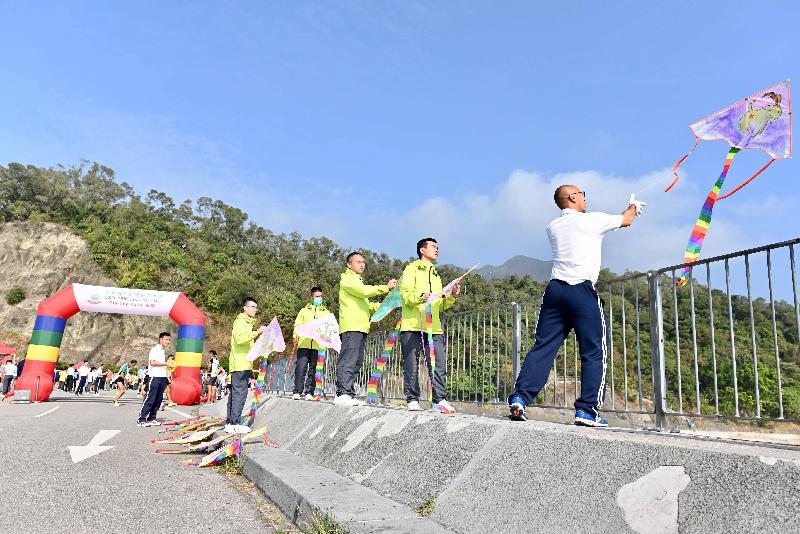 懲教署今日（一月十一日）在大埔船灣淡水湖主壩舉辦十公里長跑大賽。圖示懲教署職員準備把由懲教人員、學員及更生先鋒領袖所繪畫的風箏飄放，以慶祝懲教署成立一百周年。