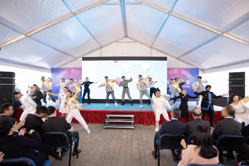 To celebrate the 100th anniversary of the establishment of the Correctional Services Department (CSD), a “Kick-off Ceremony of Celebration Events cum Carnival for 100th Anniversary of CSD” was held at Tai Kwun, Central today (January 12). Photo shows a dance performance entitled “Transformation of the CSD through 100 years” staged at the ceremony.