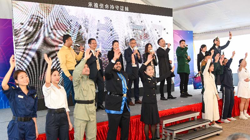 To celebrate the 100th anniversary of the establishment of the Correctional Services Department (CSD), a “Kick-off Ceremony of Celebration Events cum Carnival for 100th Anniversary of CSD” was held at Tai Kwun, Central today (January 12). Photo shows the Commissioner of Correctional Services, Mr Woo Ying-ming (back row, fourth left); the Assistant Commissioner (Human Resource), Mr Lam Wai-on (back row, second left); and correctional officers singing the departmental song at the ceremony.