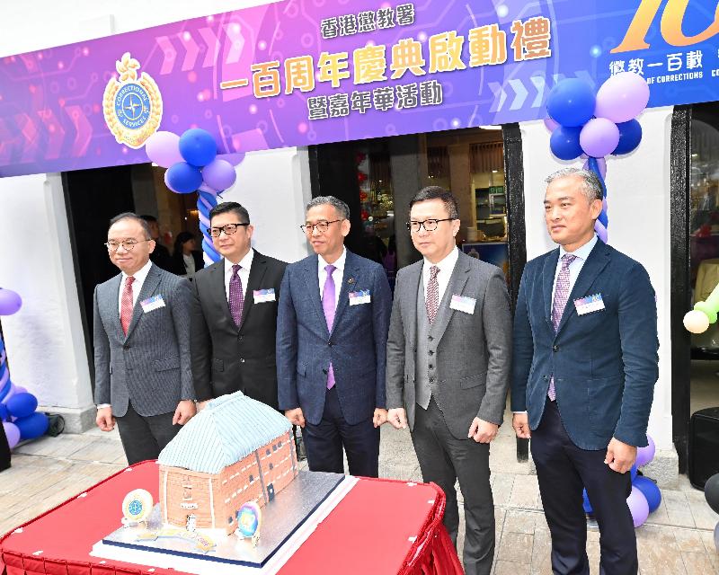 To celebrate the 100th anniversary of the establishment of the Correctional Services Department (CSD), a “Kick-off Ceremony of Celebration Events cum Carnival for 100th Anniversary of CSD” was held at Tai Kwun, Central today (January 12). Photo shows (from left) the Director of Immigration, Mr Erick Tsang; the Commissioner of Police, Mr Tang Ping-keung; the Commissioner of Correctional Services, Mr Woo Ying-ming; the Commissioner of Customs and Excise, Mr Hermes Tang Yi-hoi; and the Director of Fire Services, Mr Li Kin-yat, taking photo together.