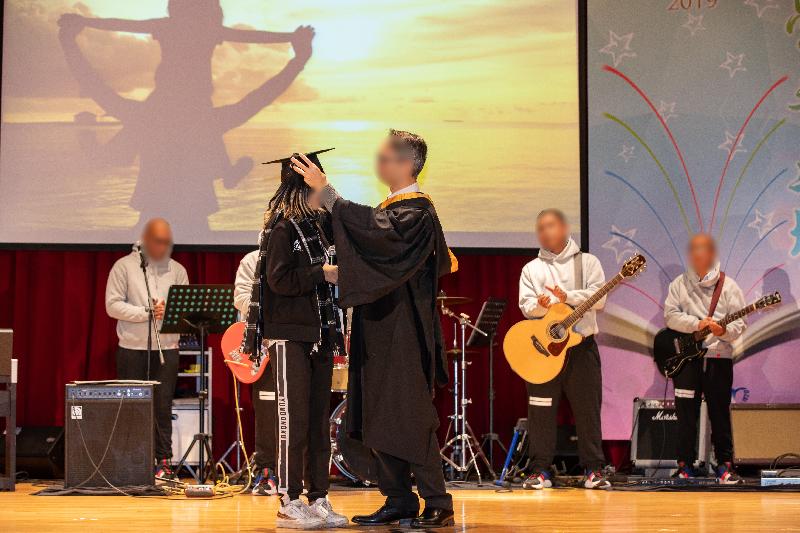 Persons in custody at Stanley Prison of the Correctional Services Department were presented with educational certificates at a ceremony today (January 22). Photo shows a person in custody wearing a cap for his family member to express his love and gratitude.