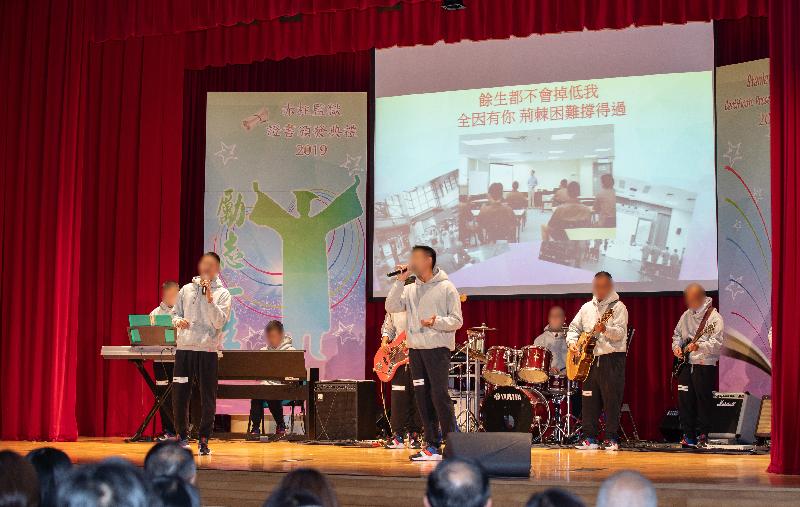 Persons in custody at Stanley Prison of the Correctional Services Department were presented with educational certificates at a ceremony today (January 22). Photo shows a band composed of persons in custody singing to thank those helping them during their rehabilitation.