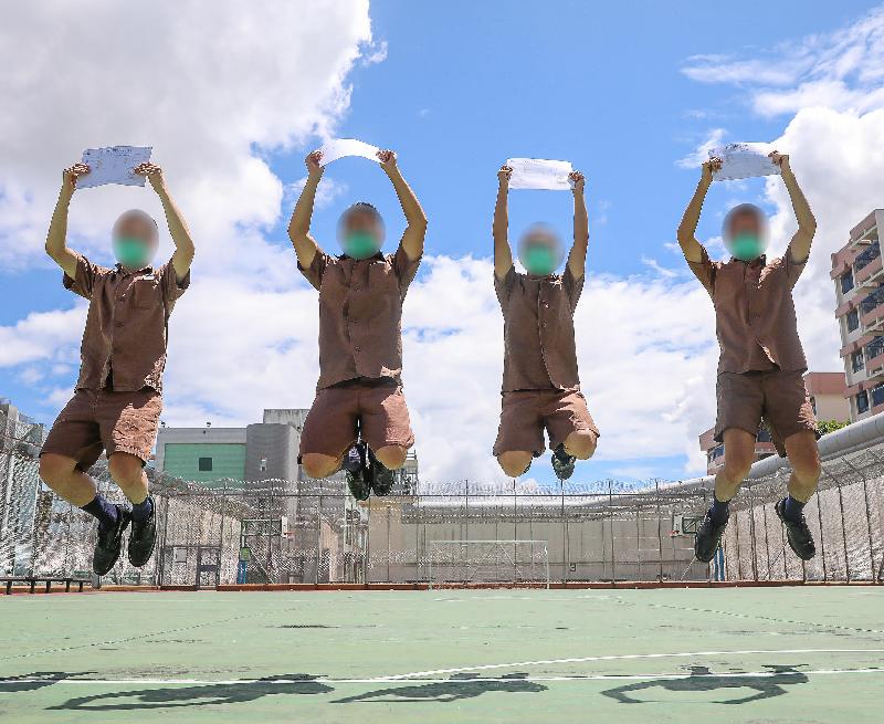 二○二○年香港中学文凭考试成绩今日（七月二十二日）公布，青少年在囚人士在今年考试中取得满意成绩。图示壁屋惩教所青少年在囚人士非常高兴地展示成绩单。