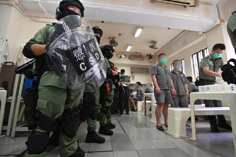 The Correctional Services Department (CSD) launched an operation to combat illicit activities at Lai Chi Kok Reception Centre today (July 29). Photo shows CSD-deployed reinforcements conducting a surprise search on persons in custody at the institution.