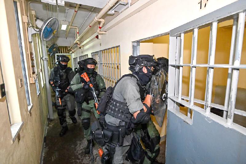 The Correctional Services Department (CSD) launched an operation to combat illicit activities at Lai Chi Kok Reception Centre today (July 29). Photo shows CSD-deployed reinforcements conducting a search at the institution.