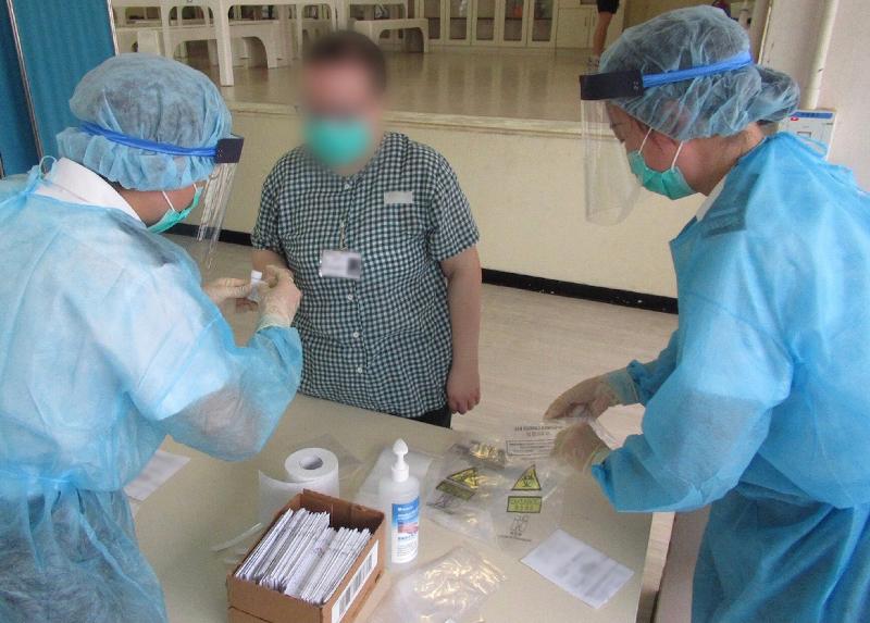 The Correctional Services Department arranged for persons in custody to undergo COVID-19 testing this week and announced today (September 11) that all testing results are negative. Photo shows correctional officers arranging the test for a female person in custody.