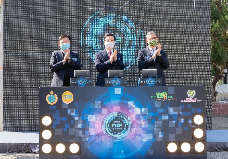 The opening ceremony of the Correctional Services Department's community education programme "Mission in Prison" was held today (January 15) at Ma Hang Prison in Stanley. Photo shows the Secretary for Security, Mr John Lee (centre); the President of the Care of Rehabilitated Offenders Association, Mr Wong Kin-keung (left); and the Commissioner of Correctional Services, Mr Woo Ying-ming (right), officiating at the opening ceremony.