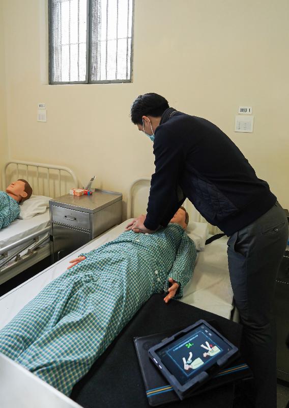 The opening ceremony of the Correctional Services Department's community education programme "Mission in Prison" was held today (January 15) at Ma Hang Prison in Stanley. Photo shows a correctional officer demonstrating how to complete a mission at a checkpoint of "Mission in Prison".