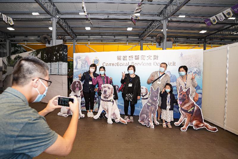 The Correctional Services Department is fully supporting National Security Education Day today (April 15), and held an open day at its Staff Training Institute. Photo shows members of the public "checking-in" at the 3D special-effects arts photo booth.