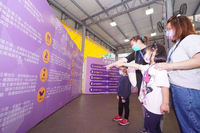 The Correctional Services Department is fully supporting National Security Education Day today (April 15), and held an open day at its Staff Training Institute. Photo shows members of the public browsing information on national security education at the exhibition booths.