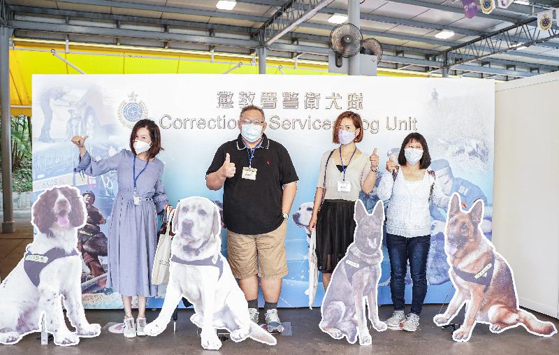 The Correctional Services Department (CSD) is fully supporting National Security Education Day today (April 15), and held an open day at its Staff Training Institute. Photo shows members of the public "checking-in" at the 3D special-effects arts photo booth.