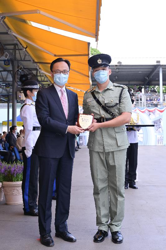 The Correctional Services Department held a passing-out parade at the Staff Training Institute in Stanley today (June 11). Photo shows the Secretary for the Civil Service, Mr Patrick Nip (left), presenting a Best Recruit Award, the Principal's Shield, to Officer Mr Lam Sin-hang.