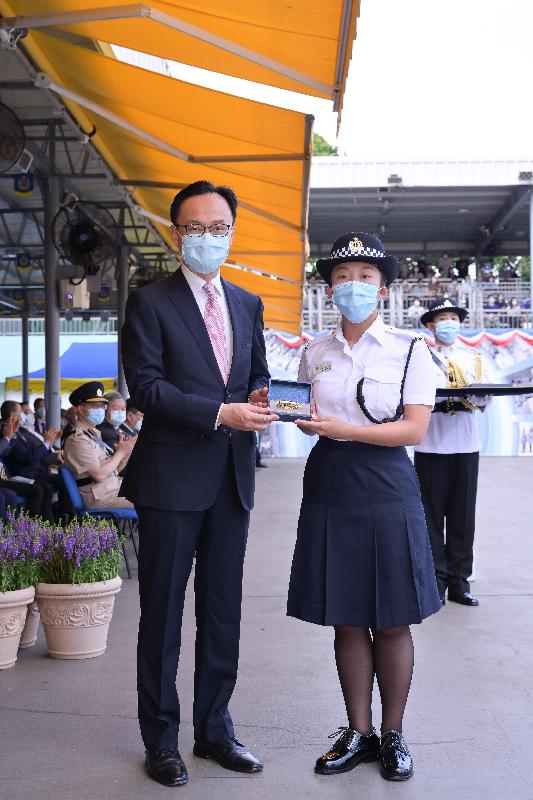 The Correctional Services Department held a passing-out parade at the Staff Training Institute in Stanley today (June 11). Photo shows the Secretary for the Civil Service, Mr Patrick Nip (left), presenting a Best Recruit Award, the Golden Whistle, to Assistant Officer II Miss Leung Lok-yee.