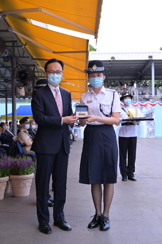 The Correctional Services Department held a passing-out parade at the Staff Training Institute in Stanley today (June 11). Photo shows the Secretary for the Civil Service, Mr Patrick Nip (left), presenting a Best Recruit Award, the Golden Whistle, to Assistant Officer II Ms Yung Hing-yuen.