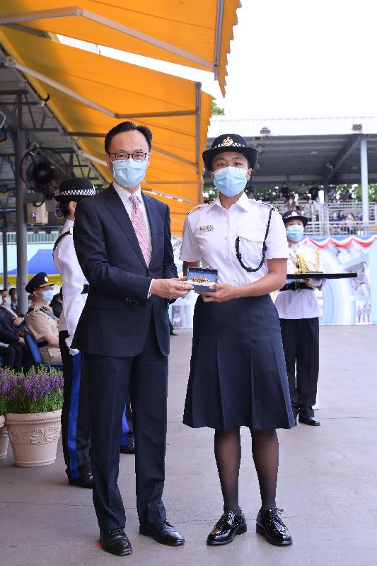 The Correctional Services Department held a passing-out parade at the Staff Training Institute in Stanley today (June 11). Photo shows the Secretary for the Civil Service, Mr Patrick Nip (left), presenting a Best Recruit Award, the Golden Whistle, to Assistant Officer II Ms Tam Tik-man.