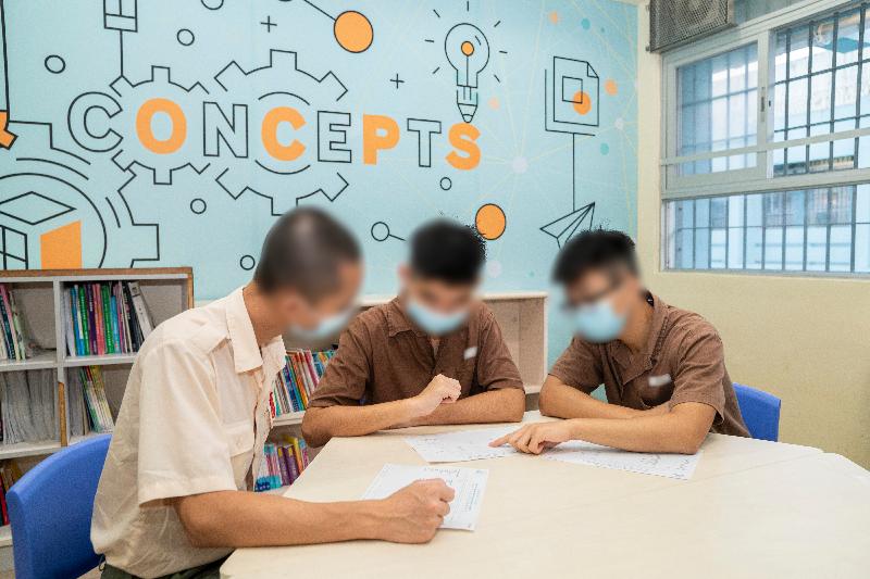 今年共有七名青少年在囚人士報考香港中學文憑考試。圖示壁屋懲教所青少年在囚人士一起討論成績。