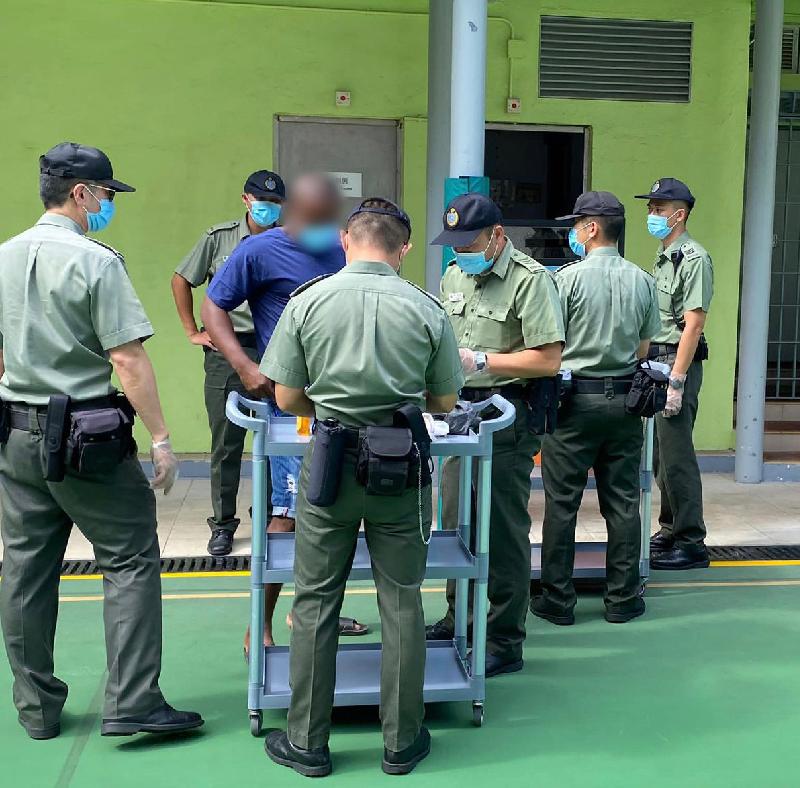 惩教署今日（八月十九日）采取行动打击大潭峡惩教所内羁留者的非法集体行动。图示惩教人员正进行搜查。