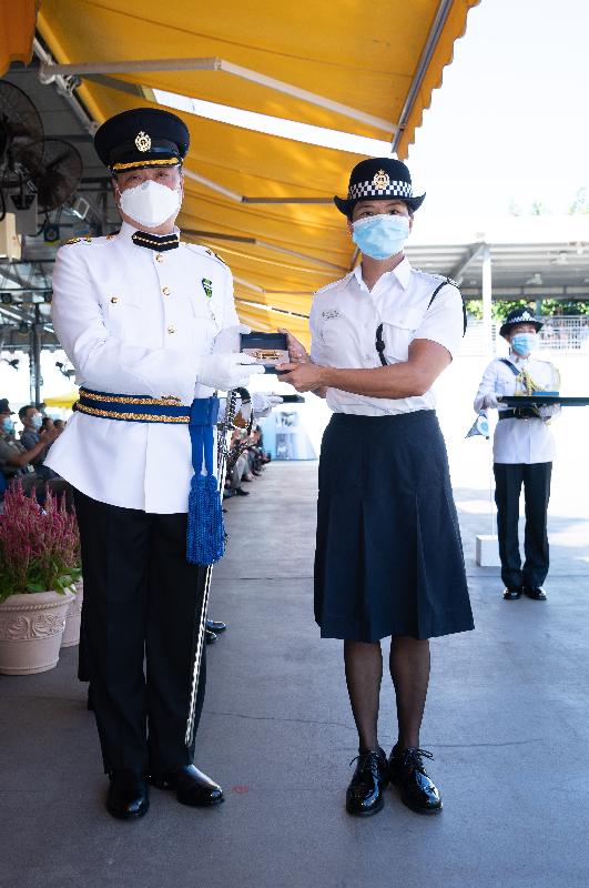 惩教署今日（八月二十日）在赤柱职员训练院举行学员结业会操。图示惩教署助理署长（更生事务）温明淇（左）颁发最优秀学员「金笛奖」予二级惩教助理黄家钰。