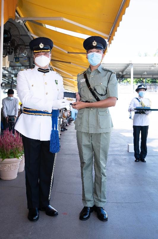 The Correctional Services Department (CSD) held a passing-out parade at the Staff Training Institute in Stanley today (August 20). Photo shows the Assistant Commissioner (Rehabilitation) of the CSD, Mr Wan Ming-ki (left), presenting a Best Recruit Award, the Golden Whistle, to Assistant Officer II Mr Law Lap-man.