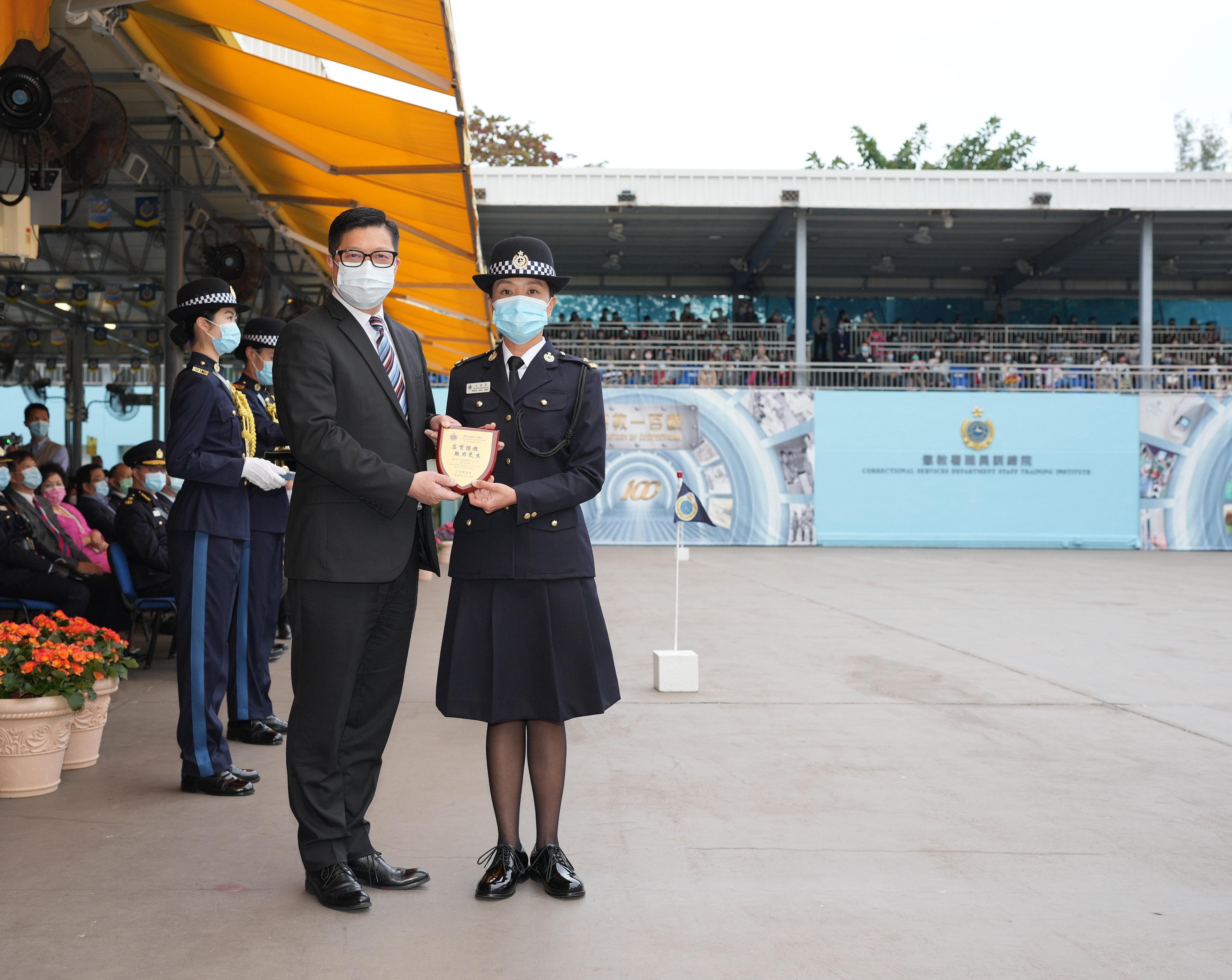 The Correctional Services Department held a passing-out parade at the Staff Training Institute in Stanley today (December 17). Photo shows the Secretary for Security, Mr Tang Ping-keung (left), presenting a Best Recruit Award, the Principal’s Shield, to Officer Ms Wong Suet-ming.