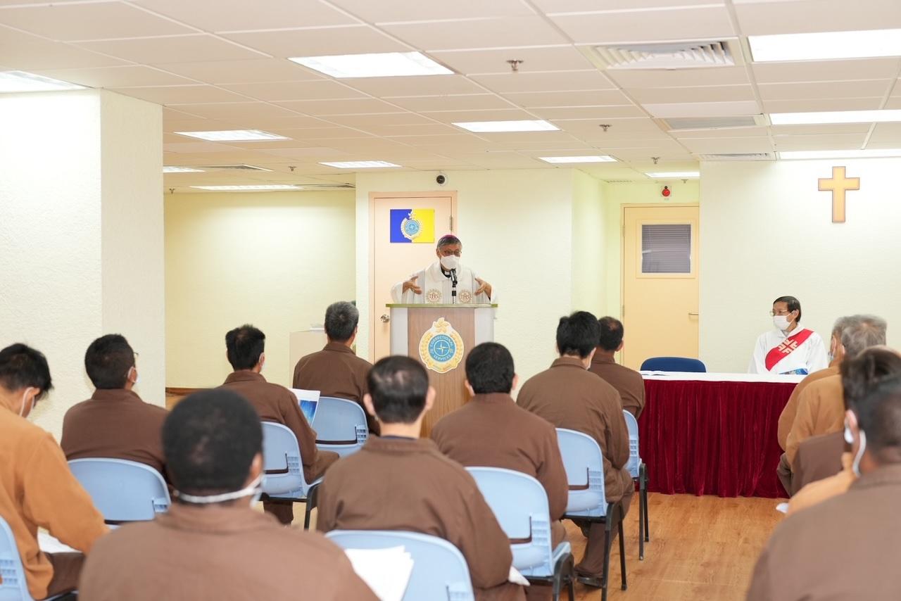 The Correctional Services Department has arranged for persons in custody to attend activities during the Christmas festive period. The Catholic Bishop of Hong Kong, the Most Reverend Stephen Chow visited Stanley Prison and presided at a Christmas liturgy of the Word today (December 25).