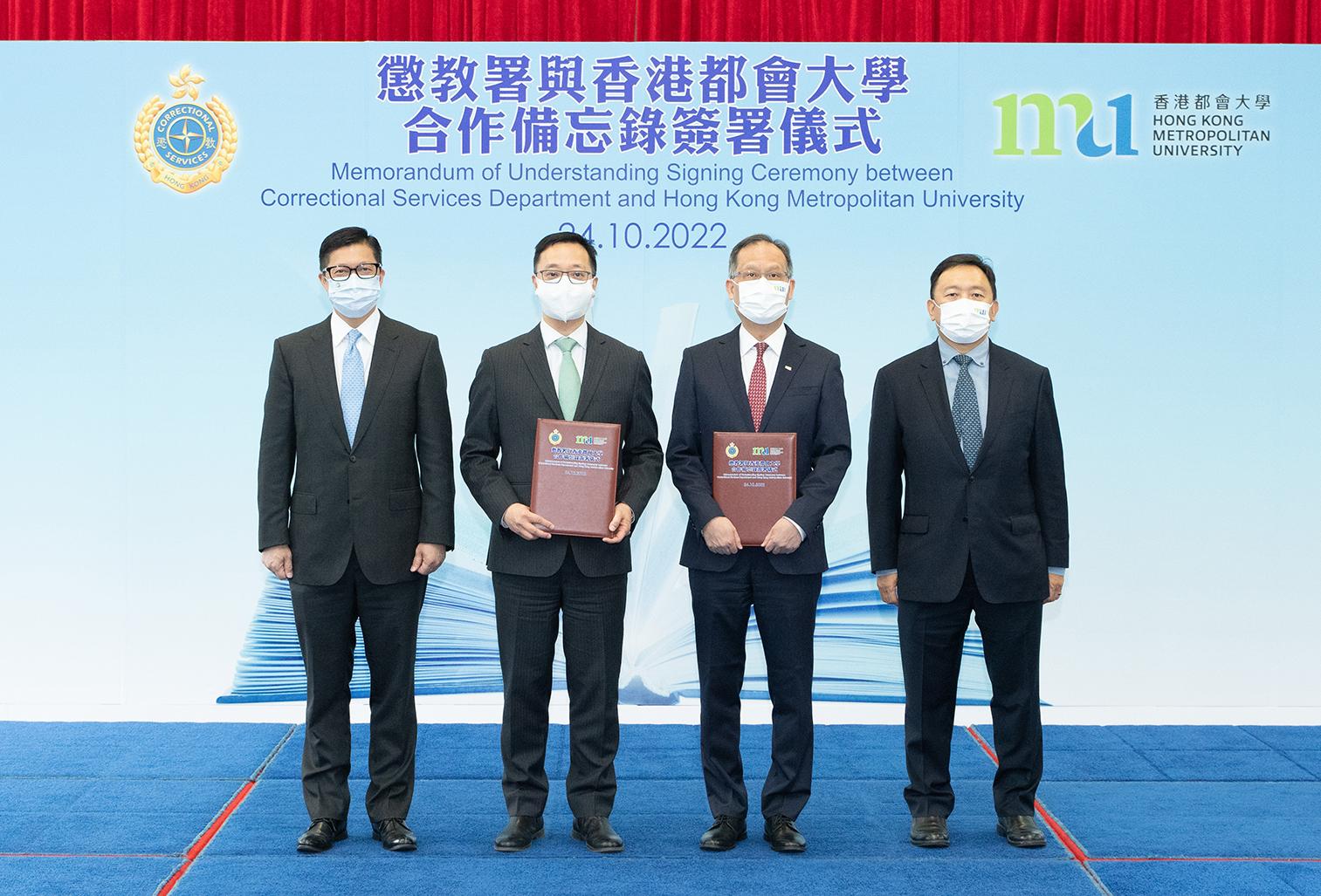 The Correctional Services Department and the Hong Kong Metropolitan University (HKMU) today (October 24) signed a Memorandum of Understanding to strengthen learning support for persons in custody. Photo shows (from left) the Secretary for Security, Mr Tang Ping-Keung; the Commissioner of Correctional Services, Mr Wong Kwok-hing; the President of the HKMU, Professor Paul Lam; and the Council Chairman of the HKMU, Dr Conrad Wong, at the signing ceremony.