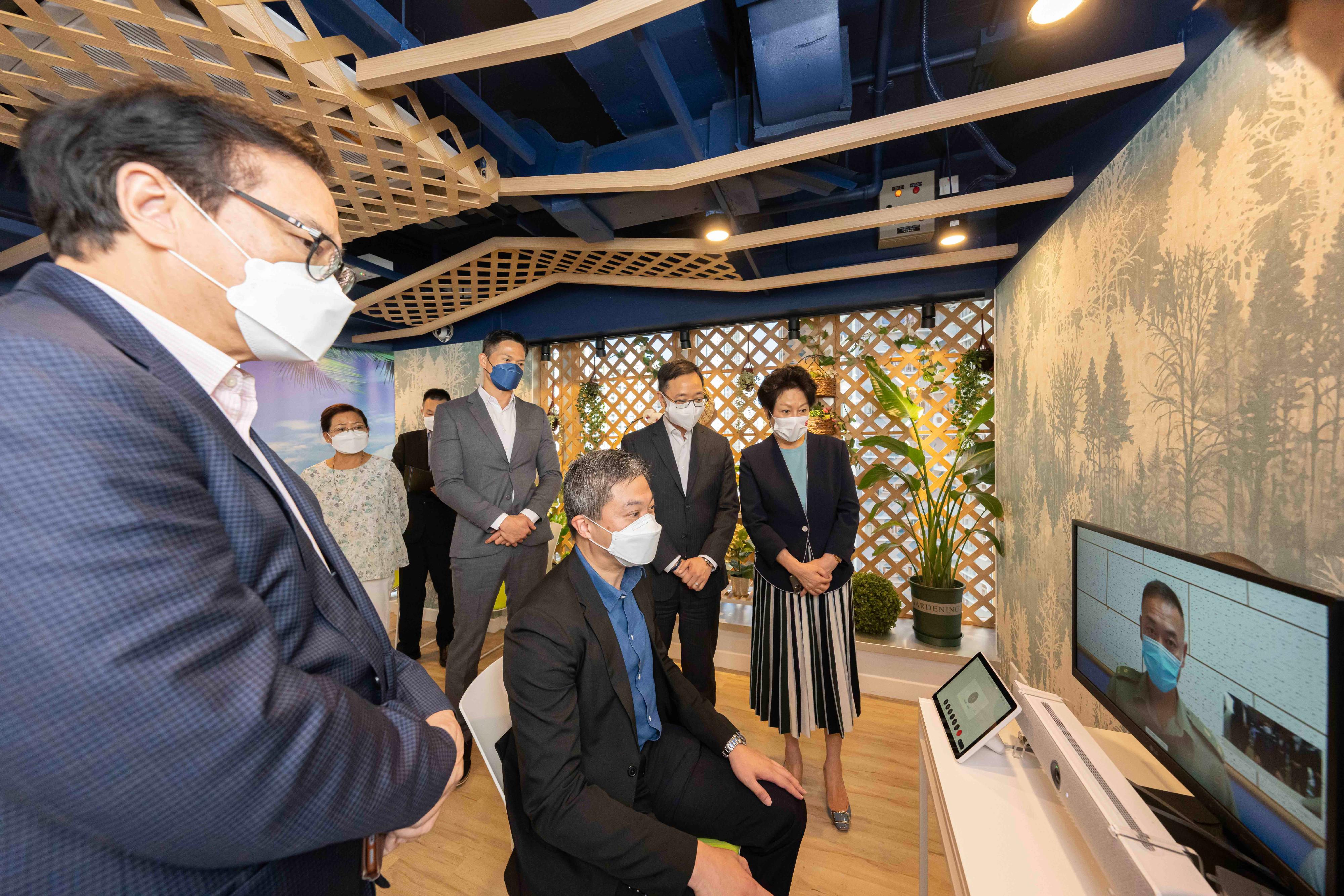 The Correctional Services Department officially launched its multi-purpose family and rehabilitation service centre in Shau Kei Wan today (October 26). Photo shows the guests learning about the video social visit service for families of persons in custody.