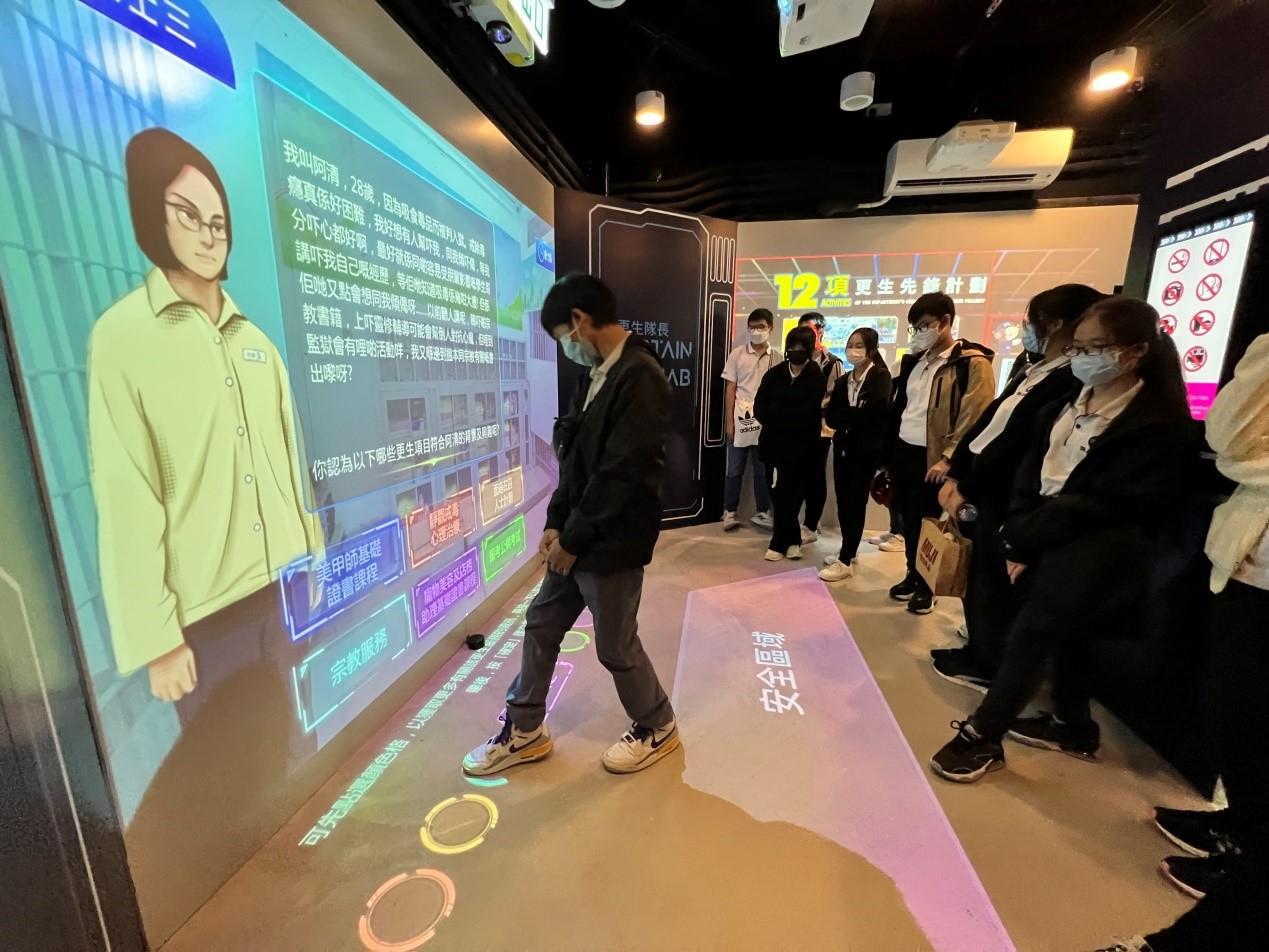 The Correctional Services Department today (December 10) held the Grand Performance cum Open Day at the Hong Kong Correctional Services Academy. Photo shows a member of the public playing an interactive game at the Community Education Experience Centre.