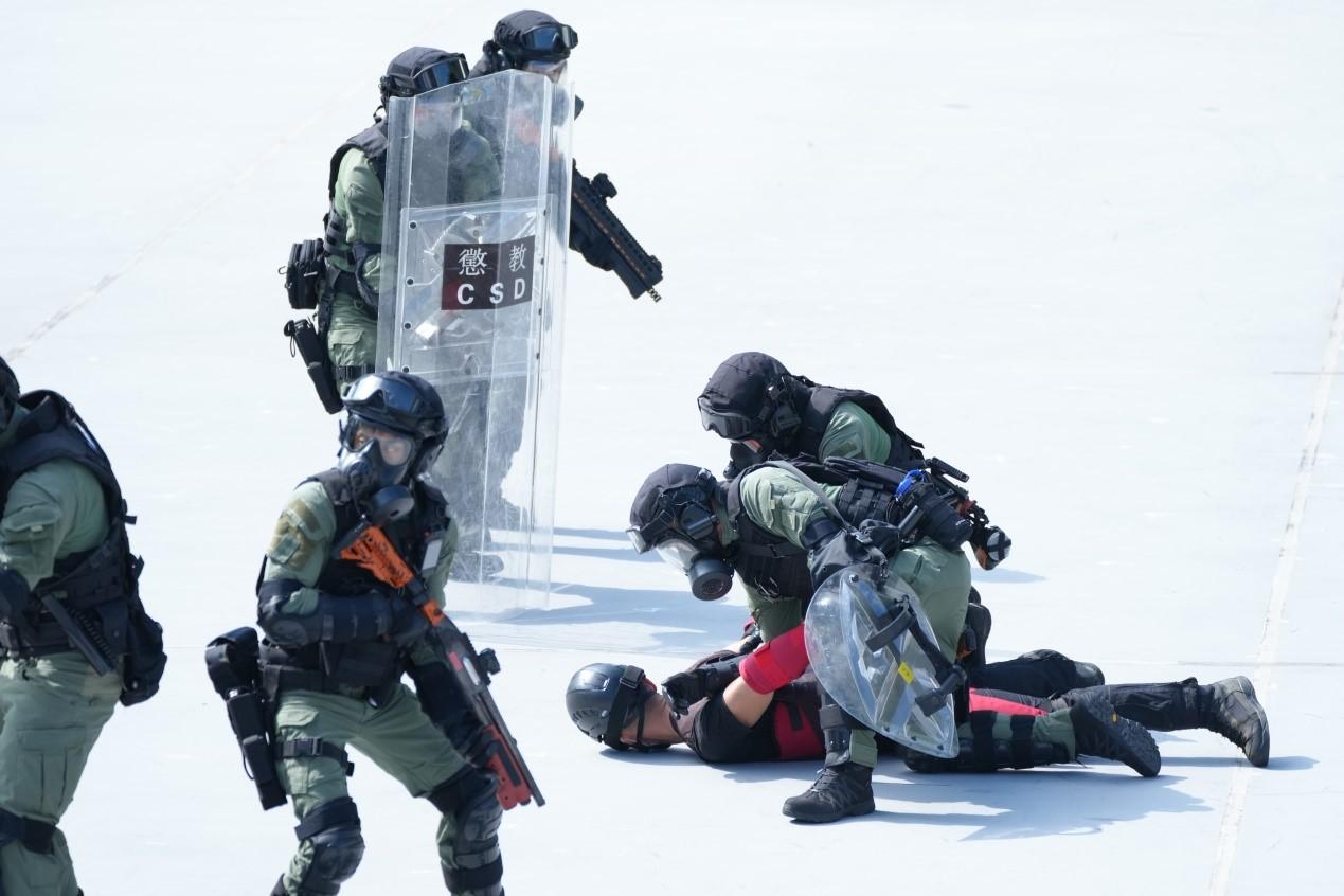 The Correctional Services Department today (December 10) held the Grand Performance cum Open Day at the Hong Kong Correctional Services Academy. Photo shows a tactical demonstration by the Regional Response Team.