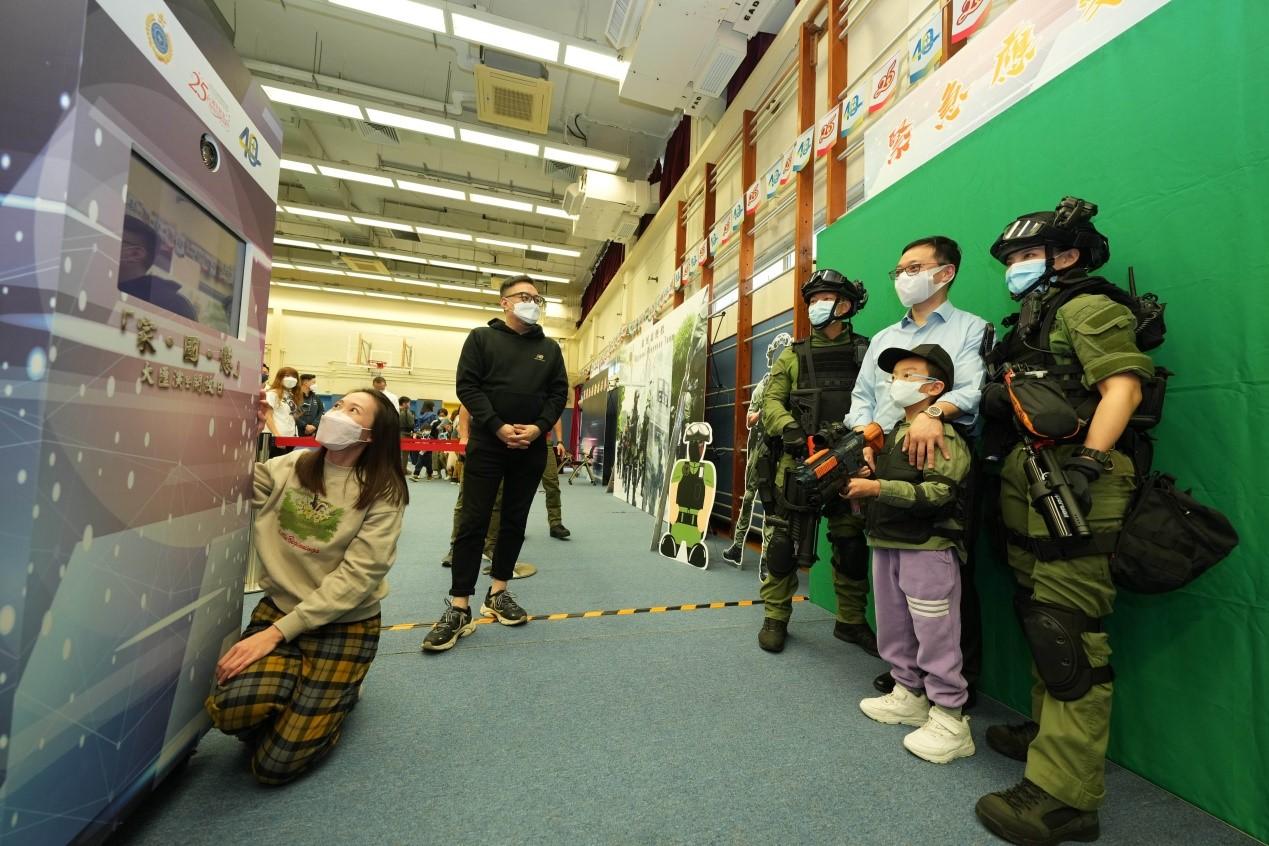 The Correctional Services Department today (December 10) held the Grand Performance cum Open Day at the Hong Kong Correctional Services Academy. Photo shows the Commissioner of Correctional Services, Mr Wong Kwok-hing (second right), and the Regional Response Team posing for a photo with a member of the public.