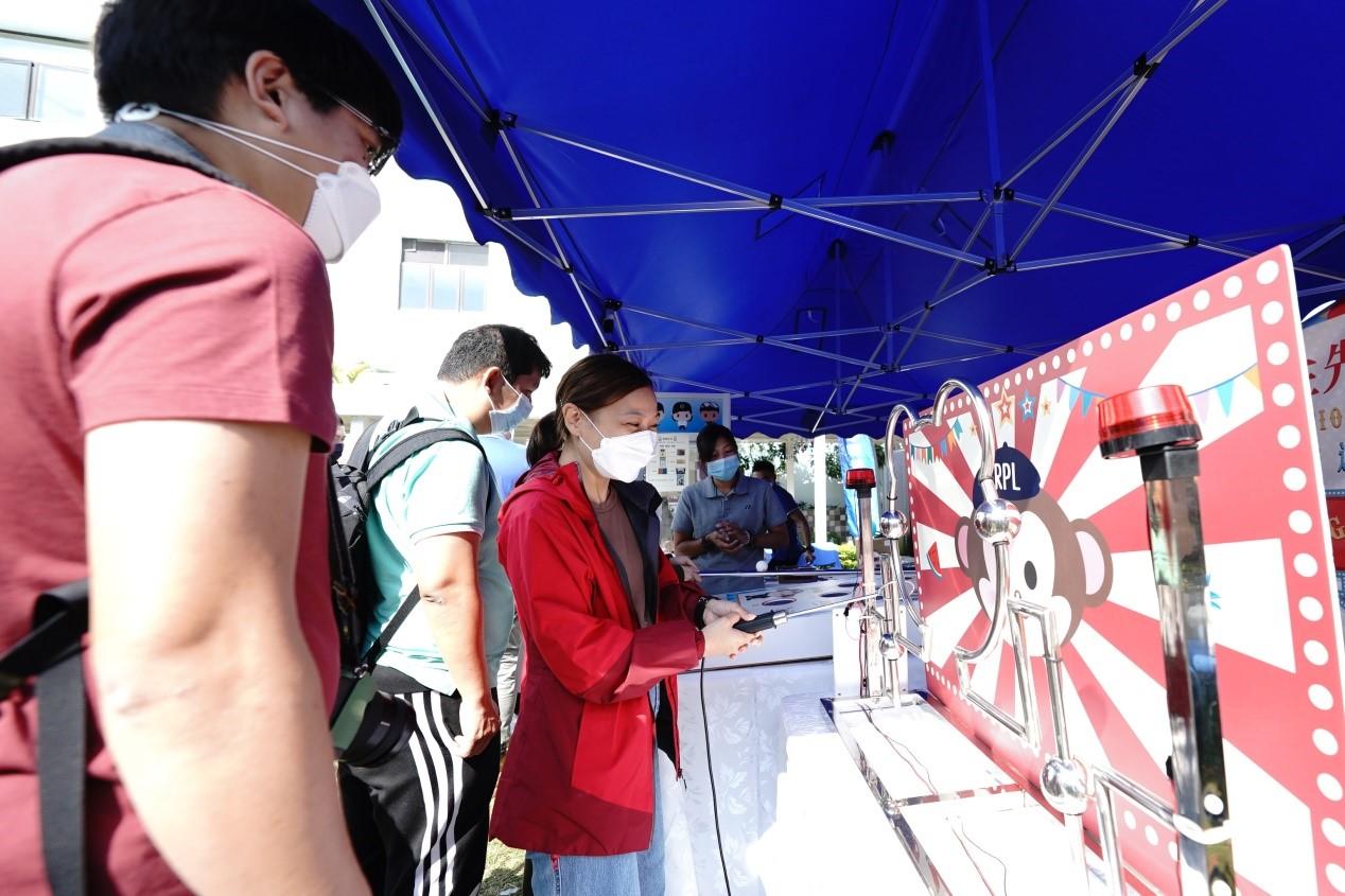 The Correctional Services Department today (December 10) held a Grand Performance cum Open Day at the Hong Kong Correctional Services Academy. Photo shows a member of the public playing at a game booth.
