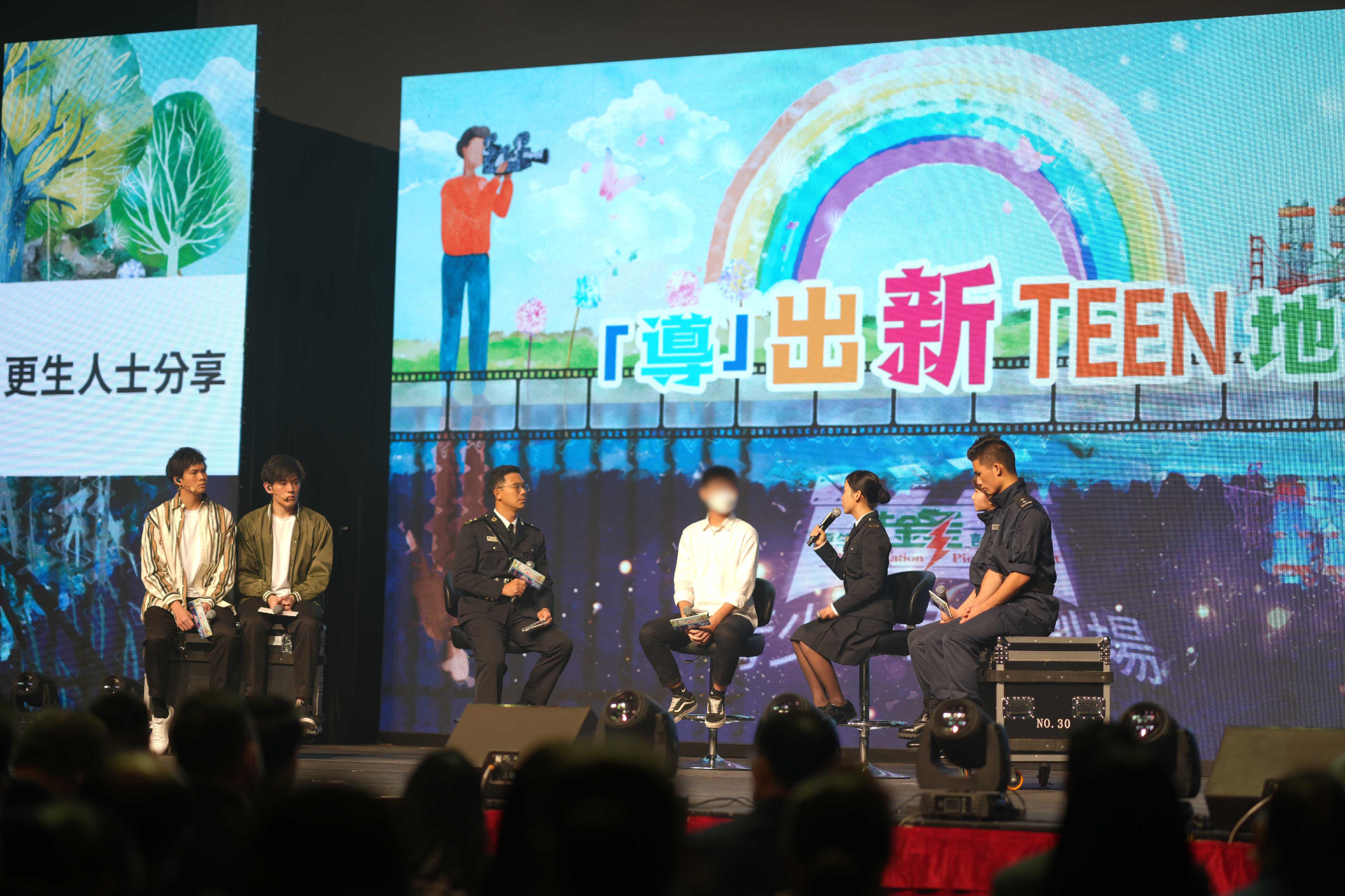 惩教署今日（十二月十六日）举行青少年音乐剧场—《「导」出新TEEN地》，推广守法更生信息。图示更生人士讲述犯罪所付出的沉重代价及其在更生路上的决心和改变。