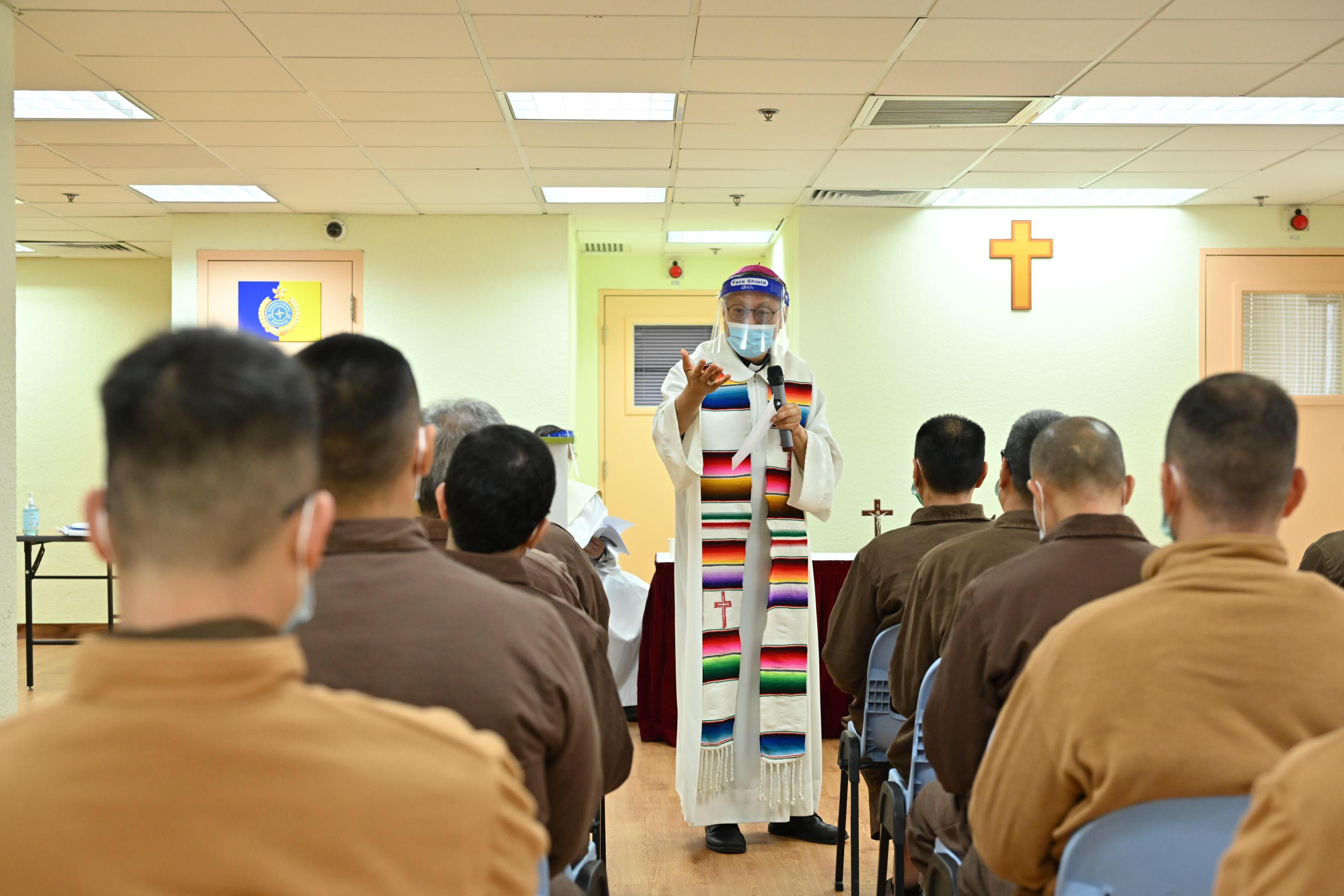 惩教署在圣诞节期间安排在囚人士参与圣诞节活动。天主教香港教区主教周守仁今日（十二月二十五日）到赤柱监狱主持圣诞弥撒。